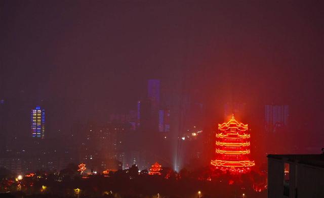武汉雨中灯光秀    绝美！