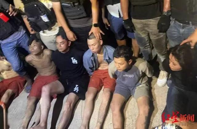 柬埔寨一女子劫走6名囚犯，7人已全部落网：女子递枪，男子举枪袭警，两人手牵手一起狂奔