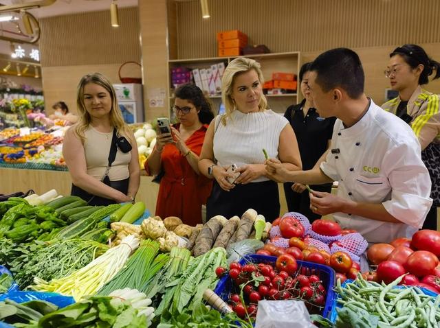 半月谈丨2025，人间烟火流量燃旺人气经济