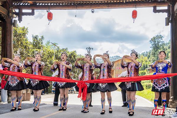 跟着网友游岩脚侗寨：在拦门酒与侗琵琶声里，触摸最鲜活的非遗之美