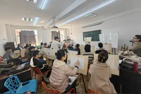 花甲“读书郎”——辽宁“银发”开学季扫描图片