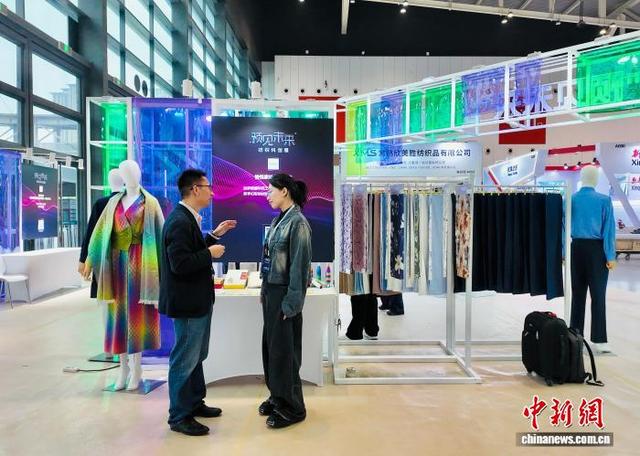 浙江柯桥：“黑科技”纺织品“预见未来”