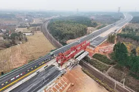 G50高速广宣段涉铁01标改扩建跨铁路桥梁完成架设图片
