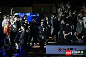 “火箭”来了！斯诺克大咖齐聚成都奉献精彩表演｜图集图片