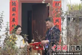 广西柳城小站里年轻夫妻的小年图片
