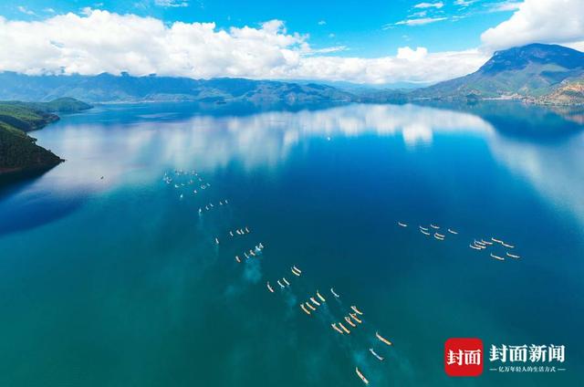 壮观！泸沽湖转山转海节开幕 蔚蓝湖面上百舟竞发