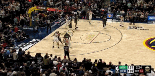 😲什么怪物啊！约基奇抛投再中！已经单场60分了！！图片