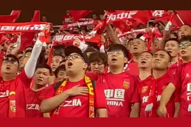 果然视频丨国足战平泰国，赛后球迷齐声高唱《歌唱祖国》图片