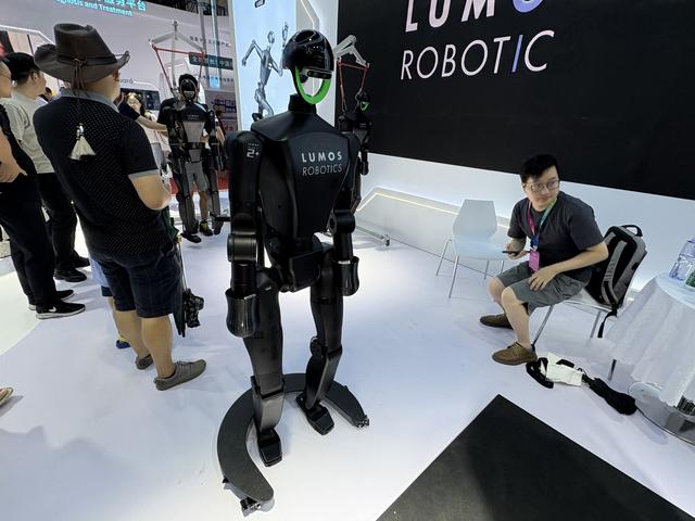 直击WRC｜机器狗全程不用遥控器，机器人1秒钟从躺平变站立