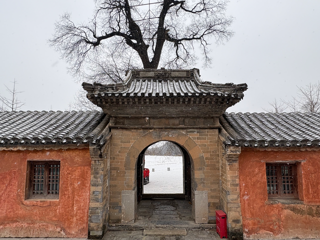 雪落千年古刹，别是一番诗情画意