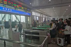 桂林站彻夜抢险，全力排水展开消杀，将于今晨6时恢复办理旅客乘降图片