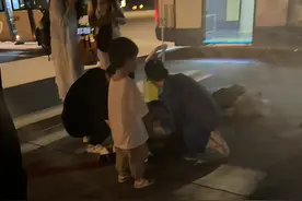 青海西宁曹家堡机场摆渡车长时间停靠停机坪，不开门和空调致旅客晕倒，旅客破窗自救！机场最新回应图片