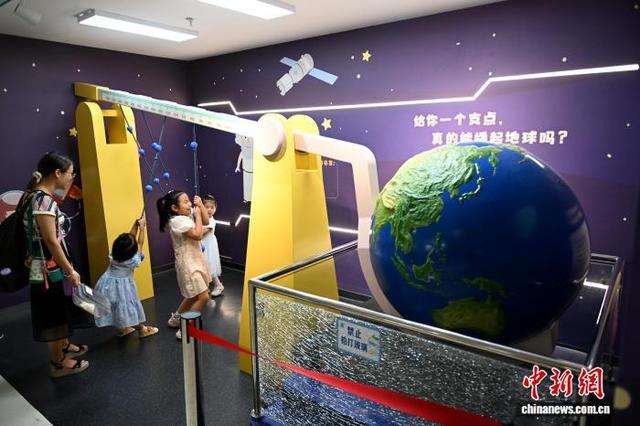 福州：市民走进科技馆感受航天航空等科技魅力