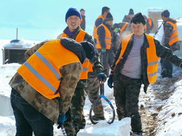 冰雪节的超绝冰雕来自哪里？今天大黑河上的号子声给出了答案