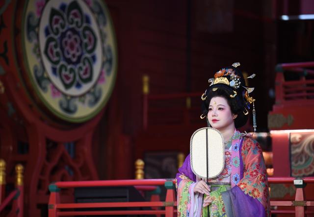 西安：汉服展演引客来