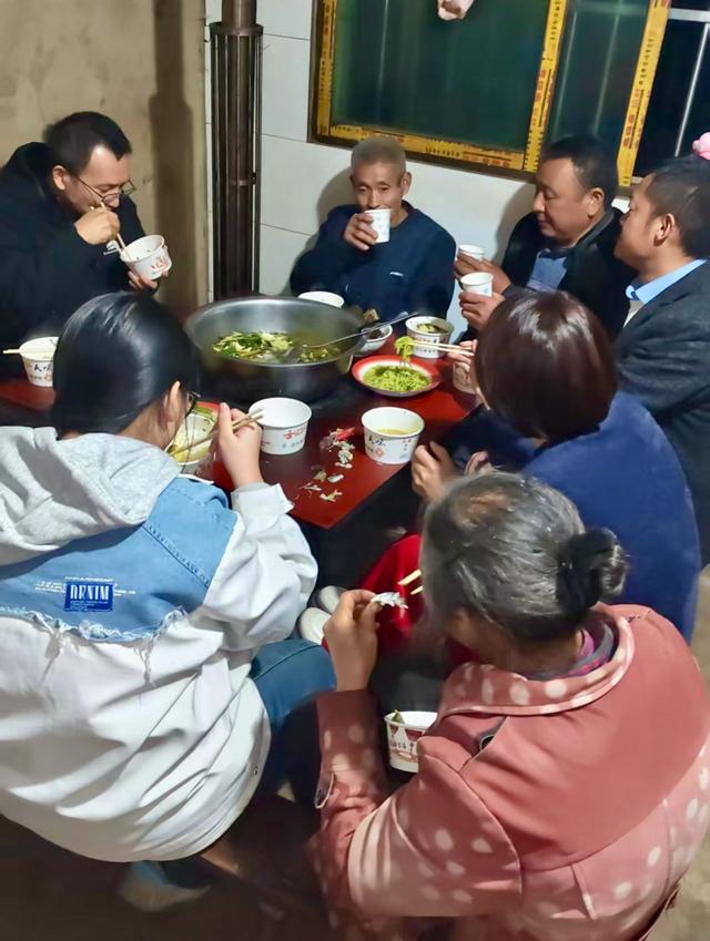 坚韧地背负日常苦难，这才是中国人的活法丨记者手记