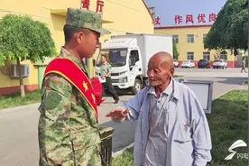 “8旬爷爷凌晨奔波25公里送孙子入伍”感动无数网友，背后故事更加感人图片
