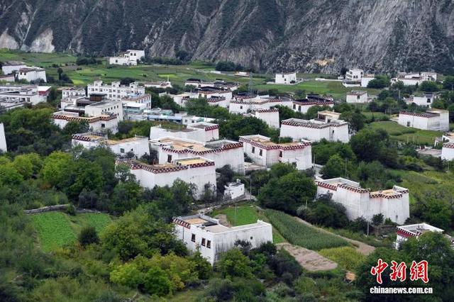 四川乡城：高山脚下的白藏房