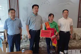 孤身闯怒海救人，青岛大姨卞秀芹获评“青岛西海岸新区见义勇为模范”图片