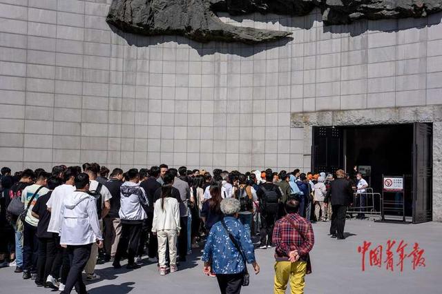 沈阳“九·一八”历史博物馆迎来参观客流高峰：观看展览 铭记历史