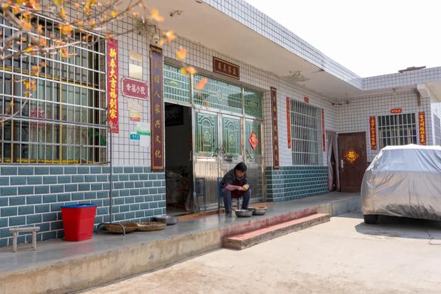 大关：鸭池河畔红旗展