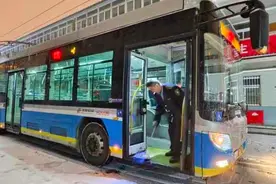 北京公交人连夜战风雪，确保今早首班车正常发车图片