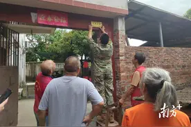 光荣牌映照拥军情｜清新三坑为入伍新兵家庭悬挂光荣牌图片