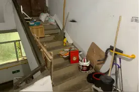 清理堆物堆料，清除陈年污垢！筒子楼的楼道终于敞亮了图片