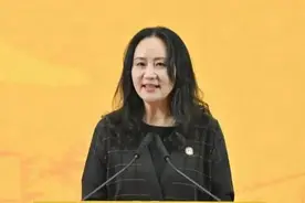 孟晚舟最新演讲！勉励大学学子：“在仰望星空的同时，双手沾灰，两脚沾泥！”图片