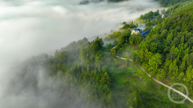 晨雾锁山道 朝阳暖山乡