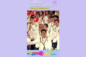 9月23日，浙江杭州，团长霍启刚带领中国香港代表团入场，现场观众爆发热烈欢呼声！图片