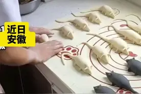 男孩趁妈妈睡觉包“老鼠”饺子，妈妈：看到孩子这么用心，闭着眼睛也得吃图片