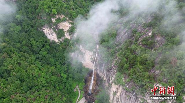 秦岭“飞瀑”壮观迷人 游人入山享清凉