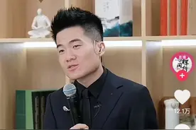 董宇辉单飞还拿1.4亿元奖励？离职细节曝光！与辉同行当晚涨粉10万，20万人涌进直播间，“恭喜”“祝福”刷屏图片