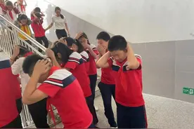 蕲春六小株林校区举行防空疏散演练图片