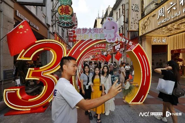 国庆长假首日，广州阳光明媚，城市打卡点人头攒动
