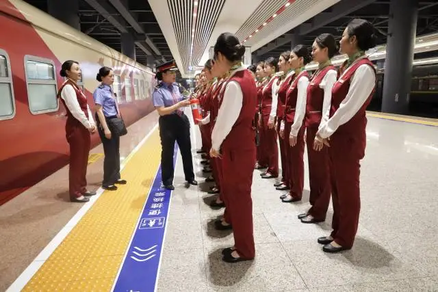 “南方列车·潇湘号”新疆全景大环线18日游，8月长沙出发，9999元起