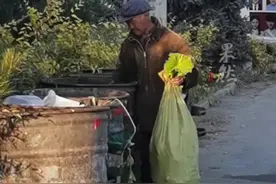 小区职业"捡破烂"大爷大妈月收入可达到1万元。回收站老板:他们捡的是全品类废品纸箱、饮料瓶、餐盒等。图片