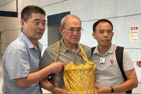 浙江台胞78年后魂归故里 九旬儿子洒泪迎父图片