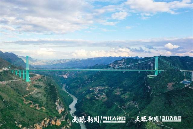 壮哉！地球裂缝之上一个大写的“一”