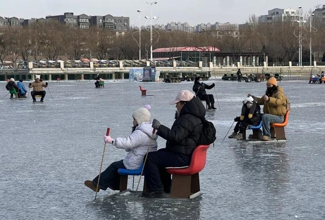 期末考完趣玩冰雪 小凌河冰雪大世界人气旺