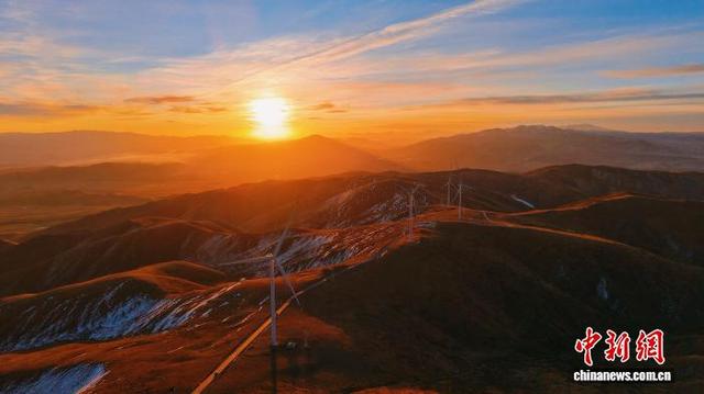 青海湖北岸同宝山：日出“橘海” 朝霞满天