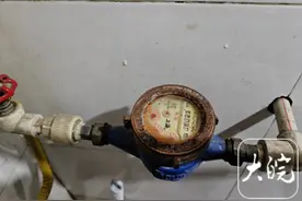 商户投诉物业乱收水费，记者介入后物业承认多收了图片