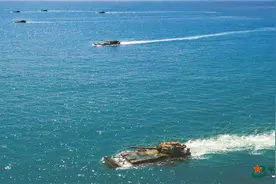 各部队按照年度计划组织军事训练，锤炼官兵作战能力图片