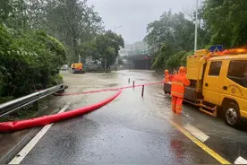 部分路段积水最深1．3米 宁波余姚抢险队冒雨抢排通公路图片