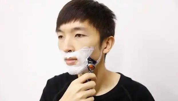 为什么懂行的男人都在用手动剃须刀？这几个硬核优势，越用越上头
