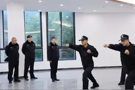以“演”筑防 以“练”筑盾——四川省检察院司法警察总队总队长邱波看望慰问顺庆区检察院应急处突队队员图片