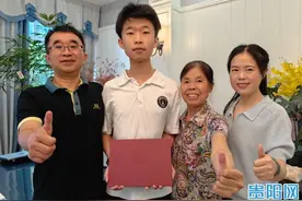 今天上午，贵阳首张清华大学录取通知书送达！图片