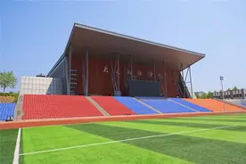 大连财经学院操场图片