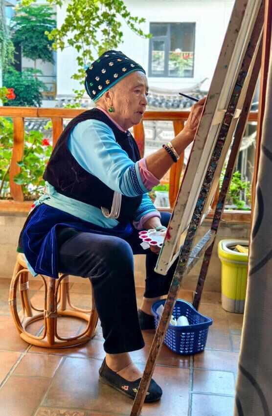“老”厉害了！云南大理92岁白族奶奶逆袭为画家